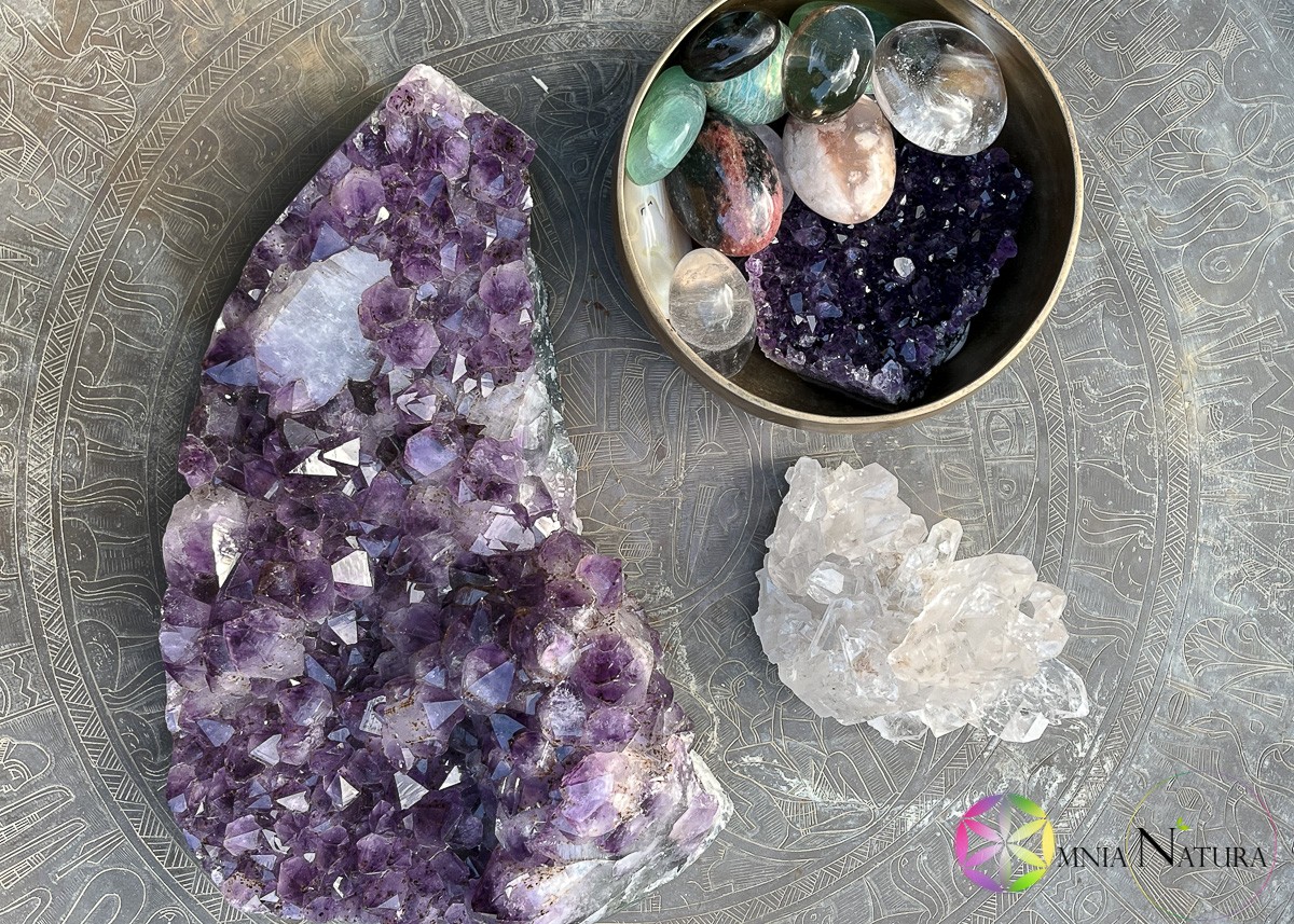 Lastra e cluster di ametista con pietre decorative