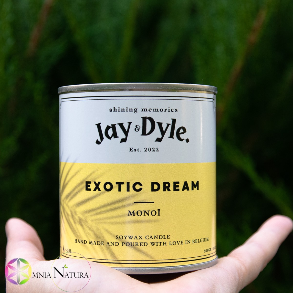 Jay And Dyle-Exotic Dream-Monoi Candela Jay&Dyle al Monoi "Exotic Dream" colata a mano in contenitore di latta con etichetta gialla e bianca. Immersa nel verde, appoggiata sul palmo della mano per mostrare la grandezza reale.