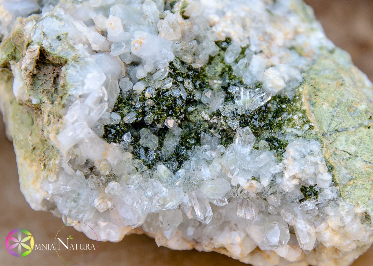 Cluster bianco brillante con microcristalli su matrice